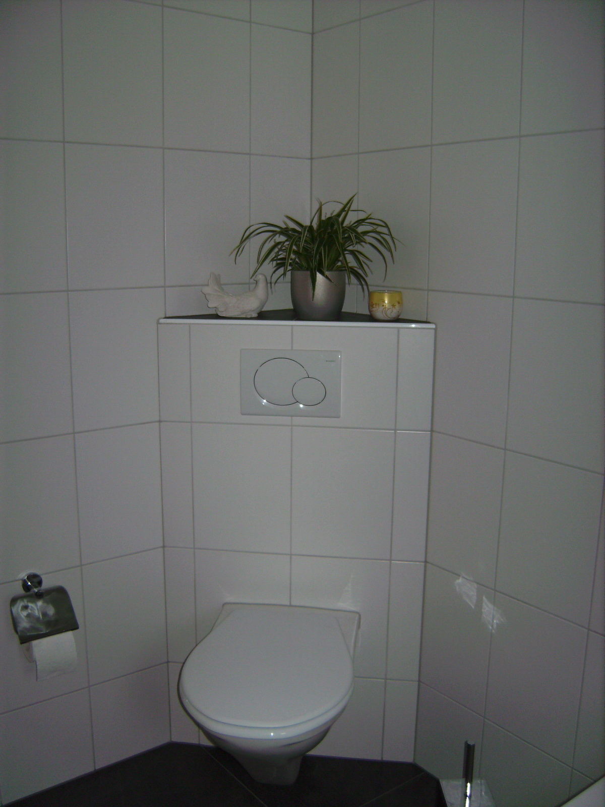 Wand WC montiert auf mit Platten belegter Wand.